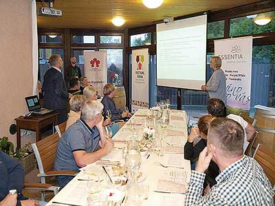 Festival vína Český Krumlov®: BÍLÉ FALCKO, ČERVENÉ TOSKÁNSKO, Tenis-Centrum 22. 10. 2016, zdroj: Festival vína Český Krumlov® 2016, foto: Jan Schinko (5/65)