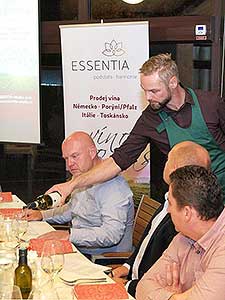 Festival vína Český Krumlov®: BÍLÉ FALCKO, ČERVENÉ TOSKÁNSKO, Tenis-Centrum 22. 10. 2016, zdroj: Festival vína Český Krumlov® 2016, foto: Jan Schinko (34/65)