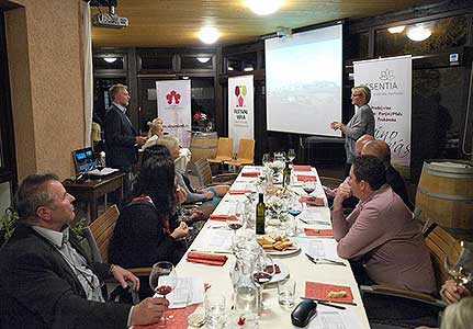 Festival vína Český Krumlov®: BÍLÉ FALCKO, ČERVENÉ TOSKÁNSKO, Tenis-Centrum 22. 10. 2016, zdroj: Festival vína Český Krumlov® 2016, foto: Jan Schinko (39/65)