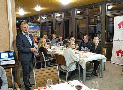 Festival vína Český Krumlov®: BÍLÉ FALCKO, ČERVENÉ TOSKÁNSKO, Tenis-Centrum 22. 10. 2016, zdroj: Festival vína Český Krumlov® 2016, foto: Jan Schinko (40/65)