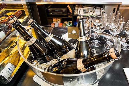 Festival vína Český Krumlov®: KLÁRA KOLLÁROVÁ - UNESCO & VÍNO III., café.bistro.winebar Kolektiv 4. 11. 2016, zdroj: Festival vína Český Krumlov® 2016, foto: Lubor Mrázek (5/56)