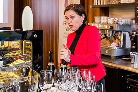 Festival vína Český Krumlov®: KLÁRA KOLLÁROVÁ - UNESCO & VÍNO III., café.bistro.winebar Kolektiv 4. 11. 2016, zdroj: Festival vína Český Krumlov® 2016, foto: Lubor Mrázek (7/56)