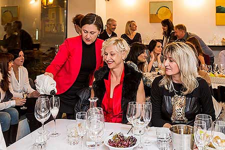 Festival vína Český Krumlov®: KLÁRA KOLLÁROVÁ - UNESCO & VÍNO III., café.bistro.winebar Kolektiv 4. 11. 2016, zdroj: Festival vína Český Krumlov® 2016, foto: Lubor Mrázek (8/56)