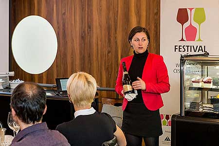 Festival vína Český Krumlov®: KLÁRA KOLLÁROVÁ - UNESCO & VÍNO III., café.bistro.winebar Kolektiv 4. 11. 2016, zdroj: Festival vína Český Krumlov® 2016, foto: Lubor Mrázek (22/56)