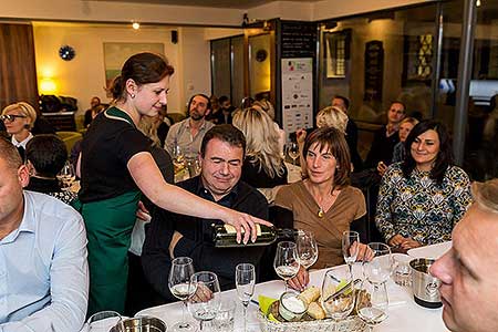 Festival vína Český Krumlov®: KLÁRA KOLLÁROVÁ - UNESCO & VÍNO III., café.bistro.winebar Kolektiv 4. 11. 2016, zdroj: Festival vína Český Krumlov® 2016, foto: Lubor Mrázek (23/56)