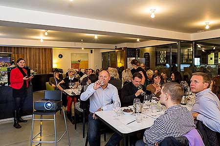 Festival vína Český Krumlov®: KLÁRA KOLLÁROVÁ - UNESCO & VÍNO III., café.bistro.winebar Kolektiv 4. 11. 2016, zdroj: Festival vína Český Krumlov® 2016, foto: Lubor Mrázek (24/56)