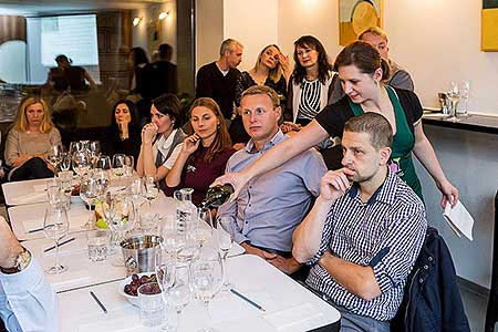 Festival vína Český Krumlov®: KLÁRA KOLLÁROVÁ - UNESCO & VÍNO III., café.bistro.winebar Kolektiv 4. 11. 2016, zdroj: Festival vína Český Krumlov® 2016, foto: Lubor Mrázek (27/56)