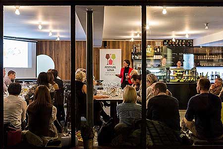 Festival vína Český Krumlov®: KLÁRA KOLLÁROVÁ - UNESCO & VÍNO III., café.bistro.winebar Kolektiv 4. 11. 2016, zdroj: Festival vína Český Krumlov® 2016, foto: Lubor Mrázek (39/56)