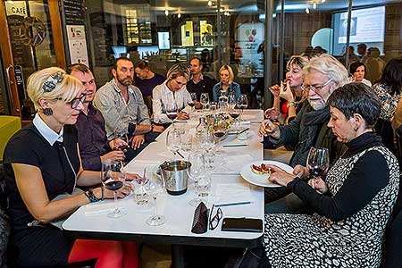 Festival vína Český Krumlov®: KLÁRA KOLLÁROVÁ - UNESCO & VÍNO III., café.bistro.winebar Kolektiv 4. 11. 2016, zdroj: Festival vína Český Krumlov® 2016, foto: Lubor Mrázek (54/56)