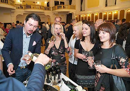 Festival vína Český Krumlov®: ZÁMECKÁ SLAVNOST VÍNA, Zámecká jízdárna 19. 11. 2016, zdroj: Festival vína Český Krumlov® 2016, foto: Jan Schinko (66/84)