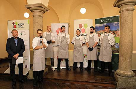 Festival vína Český Krumlov®: Zahajovací večer s Global Wines & Spirits, Sloupová síň na I. zámeckém nádvoří 20. 10. 2017, zdroj: Festival vína Český Krumlov® 2017, foto: Libor Sváček (30/100)