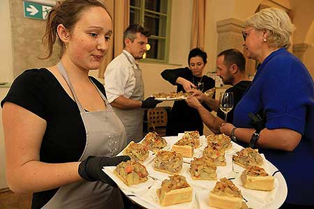 Festival vína Český Krumlov®: Zahajovací večer s Global Wines & Spirits, Sloupová síň na I. zámeckém nádvoří 20. 10. 2017, zdroj: Festival vína Český Krumlov® 2017, foto: Libor Sváček (38/100)