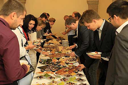 Festival vína Český Krumlov®: Zahajovací večer s Global Wines & Spirits, Sloupová síň na I. zámeckém nádvoří 20. 10. 2017, zdroj: Festival vína Český Krumlov® 2017, foto: Libor Sváček (95/100)