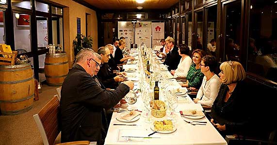 Festival vína Český Krumlov®: Vertikála - srovnávací degustace různých ročníků Toskánsko a Pfalz, Tenis-Centrum 27. 10. 2017, zdroj: Festival vína Český Krumlov® 2017, foto: Festival vína Český Krumlov® 2017 (16/19)
