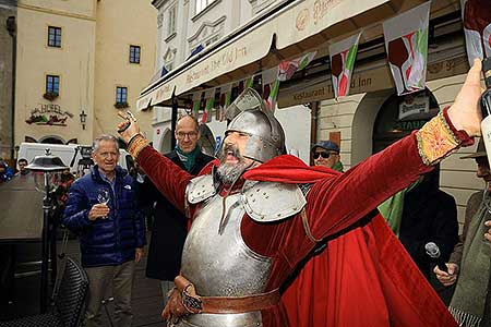 Festival vína Český Krumlov®: Příjezd svatého Martina a ochutnávka Svatomartinského vína 11. 11. 2017, zdroj: Festival vína Český Krumlov® 2017, foto: Libor Sváček (66/99)