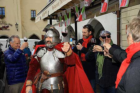 Festival vína Český Krumlov®: Příjezd svatého Martina a ochutnávka Svatomartinského vína 11. 11. 2017, zdroj: Festival vína Český Krumlov® 2017, foto: Libor Sváček (71/99)