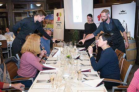 Festival vína Český Krumlov®: Podzimní Fine Dinning ve spojení s víny od Vinselekt Michlovský, Tenis-Centrum 23. 11. 2017, zdroj: Festival vína Český Krumlov® 2017, foto: Jan Schinko jr. (12/50)