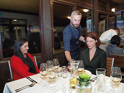 Festival vína Český Krumlov®: Podzimní Fine Dinning ve spojení s víny od Vinselekt Michlovský, Tenis-Centrum 23. 11. 2017, zdroj: Festival vína Český Krumlov® 2017, foto: Jan Schinko jr. (29/50)