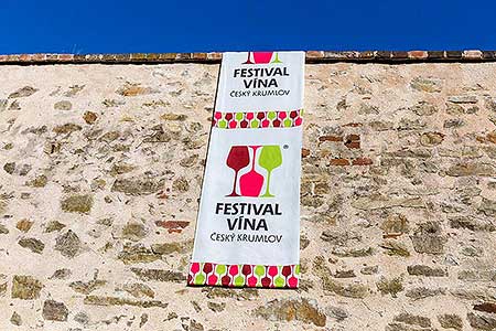 Zahájení Festivalu vína Český Krumlov - slavnostní výsadba vinné révy v kuchyňské zahradě u altánku Paraplíčko v areálu zámku, 26.10.2018, foto: Lubor Mrázek (1/36)