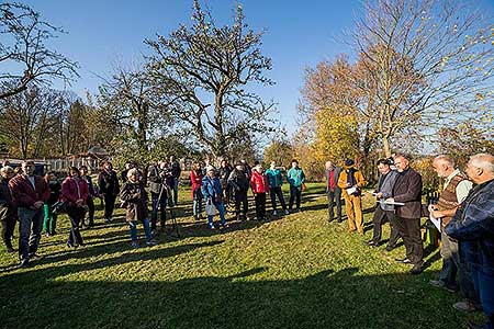 Zahájení Festivalu vína Český Krumlov - slavnostní výsadba vinné révy v kuchyňské zahradě u altánku Paraplíčko v areálu zámku, 26.10.2018, foto: Lubor Mrázek (14/36)