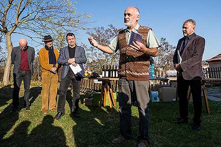 Zahájení Festivalu vína Český Krumlov - slavnostní výsadba vinné révy v kuchyňské zahradě u altánku Paraplíčko v areálu zámku, 26.10.2018, foto: Lubor Mrázek (15/36)