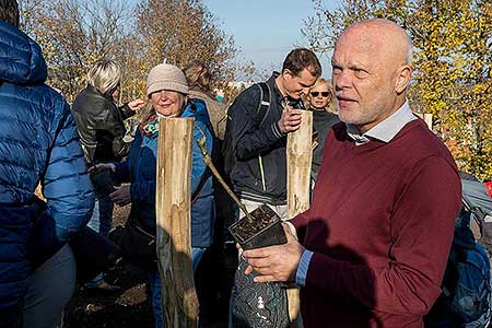 Zahájení Festivalu vína Český Krumlov - slavnostní výsadba vinné révy v kuchyňské zahradě u altánku Paraplíčko v areálu zámku, 26.10.2018, foto: Lubor Mrázek (18/36)