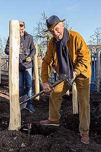 Zahájení Festivalu vína Český Krumlov - slavnostní výsadba vinné révy v kuchyňské zahradě u altánku Paraplíčko v areálu zámku, 26.10.2018, foto: Lubor Mrázek (24/36)