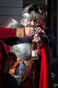 Festival vína Český Krumlov®: Příjezd svatého Martina a ochutnávka Svatomartinského vína 11.11.2018, foto: Lubor Mrázek (19/48)