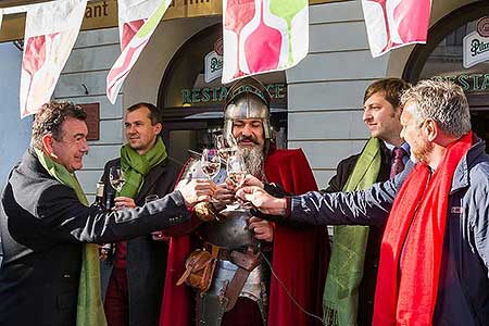 Festival vína Český Krumlov®: Příjezd svatého Martina a ochutnávka Svatomartinského vína 11.11.2018, foto: Lubor Mrázek (26/48)