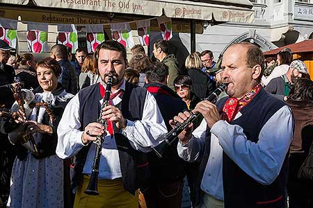Festival vína Český Krumlov®: Příjezd svatého Martina a ochutnávka Svatomartinského vína 11.11.2018, foto: Lubor Mrázek (33/48)