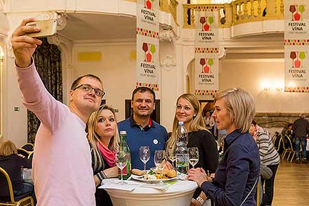 Festival vína Český Krumlov ®: Zámecká slavnost vína, zámecká jízdárna 24.11.2018 (28/156)