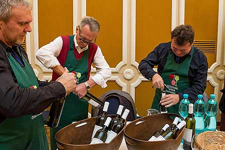 Festival vína Český Krumlov ®: Zámecká slavnost vína, zámecká jízdárna 24.11.2018 (34/156)