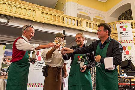 Festival vína Český Krumlov ®: Zámecká slavnost vína, zámecká jízdárna 24.11.2018 (42/156)