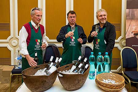 Festival vína Český Krumlov ®: Zámecká slavnost vína, zámecká jízdárna 24.11.2018 (46/156)
