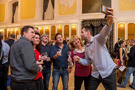 Festival vína Český Krumlov ®: Zámecká slavnost vína, zámecká jízdárna 24.11.2018 (65/156)