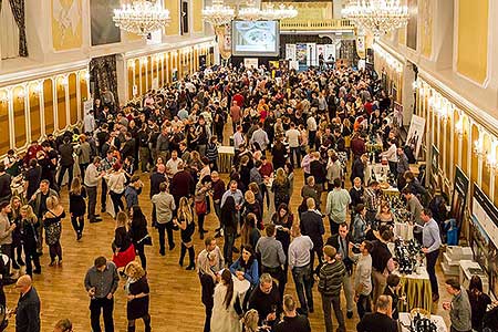 Festival vína Český Krumlov ®: Zámecká slavnost vína, zámecká jízdárna 24.11.2018 (79/156)