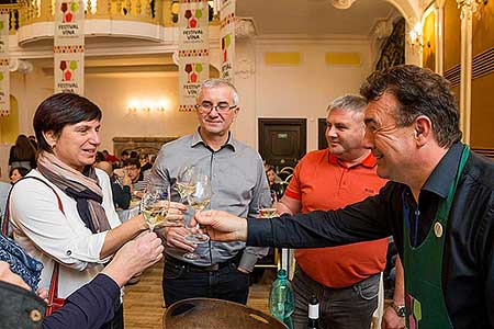 Festival vína Český Krumlov ®: Zámecká slavnost vína, zámecká jízdárna 24.11.2018 (81/156)