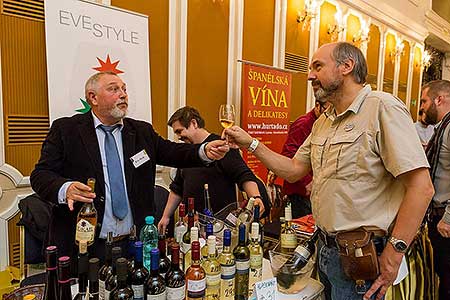 Festival vína Český Krumlov ®: Zámecká slavnost vína, zámecká jízdárna 24.11.2018 (82/156)