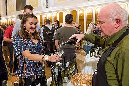 Festival vína Český Krumlov ®: Zámecká slavnost vína, zámecká jízdárna 24.11.2018 (101/156)