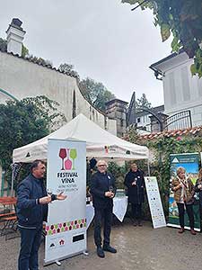 Zahájení Festivalu vína Český Krumlov® na vyhlídkové terasa u&nbsp;V. nádvoří 4. 10. 2024 (9/23)