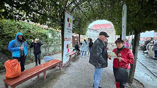Zahájení Festivalu vína Český Krumlov® na vyhlídkové terasa u&nbsp;V. nádvoří 4. 10. 2024 (12/23)