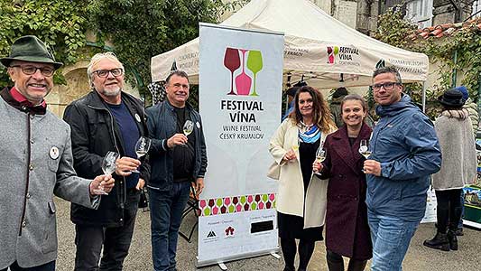 Zahájení Festivalu vína Český Krumlov® na vyhlídkové terasa u&nbsp;V. nádvoří 4. 10. 2024 (13/23)