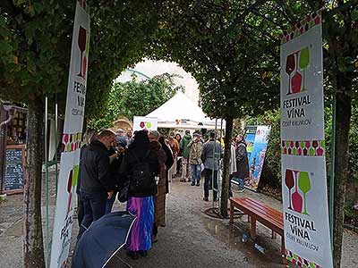 Zahájení Festivalu vína Český Krumlov® na vyhlídkové terasa u&nbsp;V. nádvoří 4. 10. 2024 (21/23)