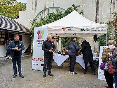 Zahájení Festivalu vína Český Krumlov® na vyhlídkové terasa u&nbsp;V. nádvoří 4. 10. 2024 (22/23)