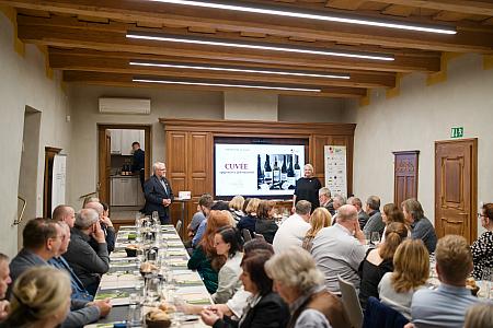 Essentia-studio: Cuvée – Spojením k&nbsp;jedinečnosti, Renesanční sály u&nbsp;radnice 18. 10. 2025 (15/44)