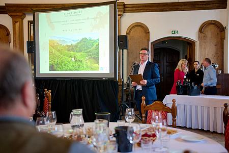 Víno v&nbsp;hudbě - Cesta kolem světa, Hotel Růže 9.11.2025 (9/56)