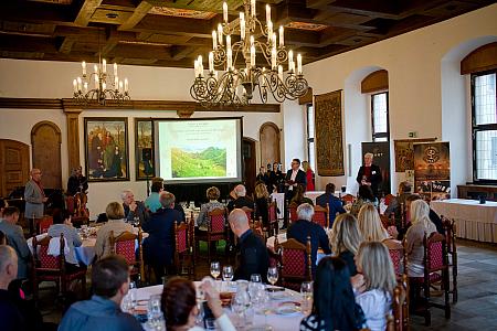 Víno v&nbsp;hudbě - Cesta kolem světa, Hotel Růže 9.11.2025 (10/56)