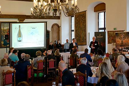 Víno v&nbsp;hudbě - Cesta kolem světa, Hotel Růže 9.11.2025 (12/56)