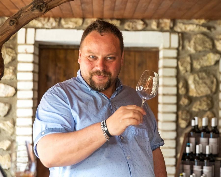Jindřich Kadrnka – To nejlepší z Dunajovských kopců, Jindřich Kadrnka, duše spolku Dunajovské kopce, představuje to nejlepší ze své i spolkové produkce. Jindřich Kadrnka – To nejlepší z Dunajovských kopců, Jindřich Kadrnka, duše spolku Dunajovské kopce, představuje to nejlepší ze své i spolkové produkce.